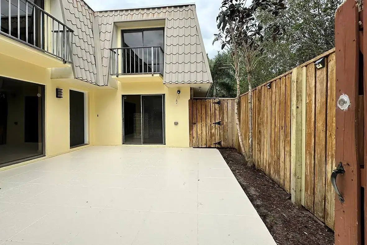 1700 Embassy Drive Apt 402, West Palm Beach FL 33401