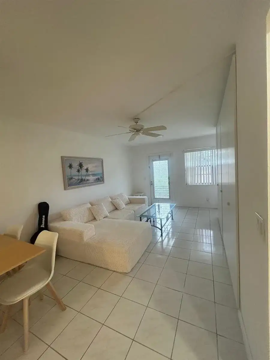 138 Markham G, Deerfield Beach FL 33442 photo 2