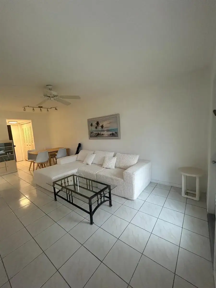 138 Markham G, Deerfield Beach FL 33442 photo 3