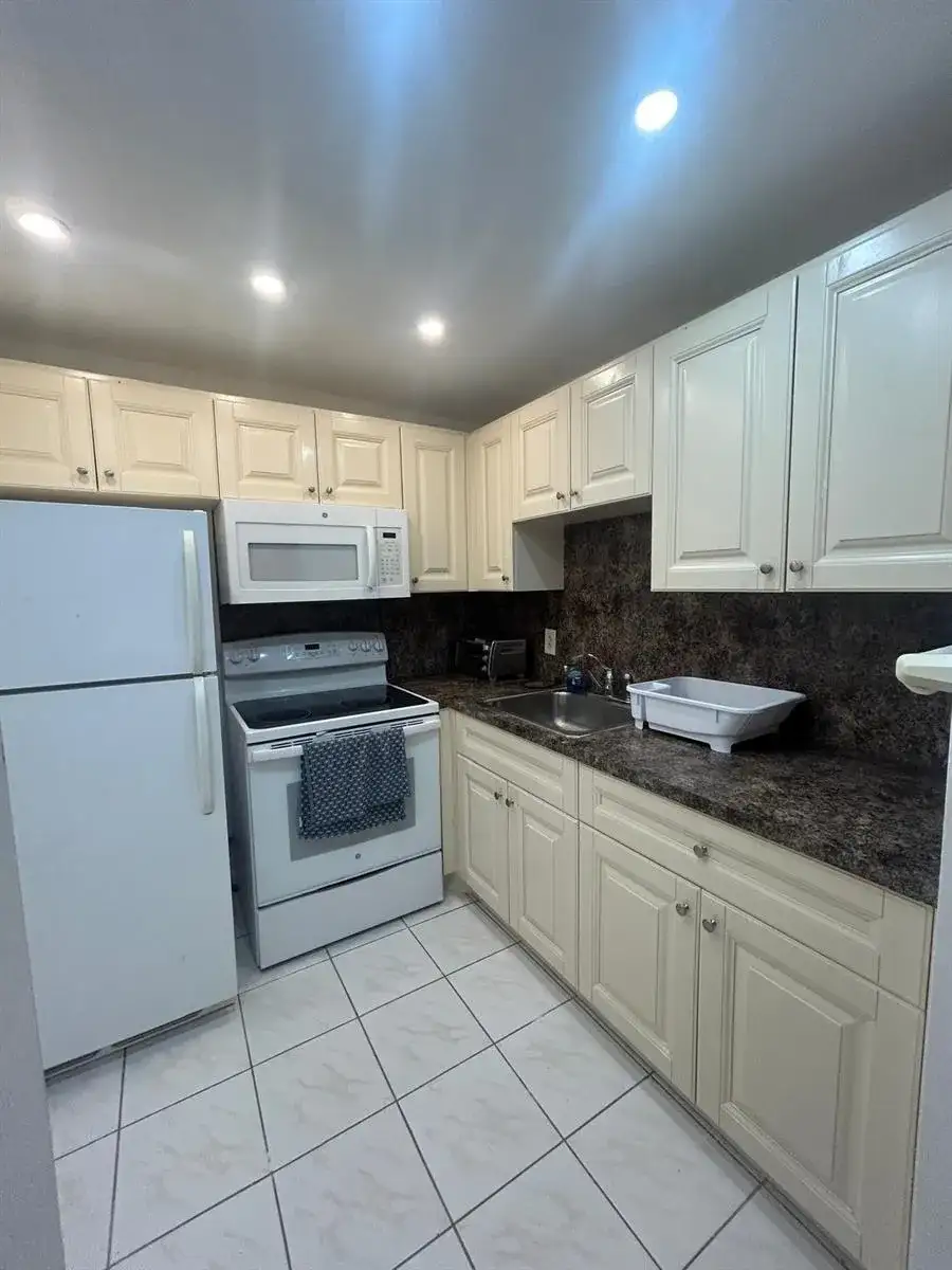 138 Markham G, Deerfield Beach FL 33442 photo 5