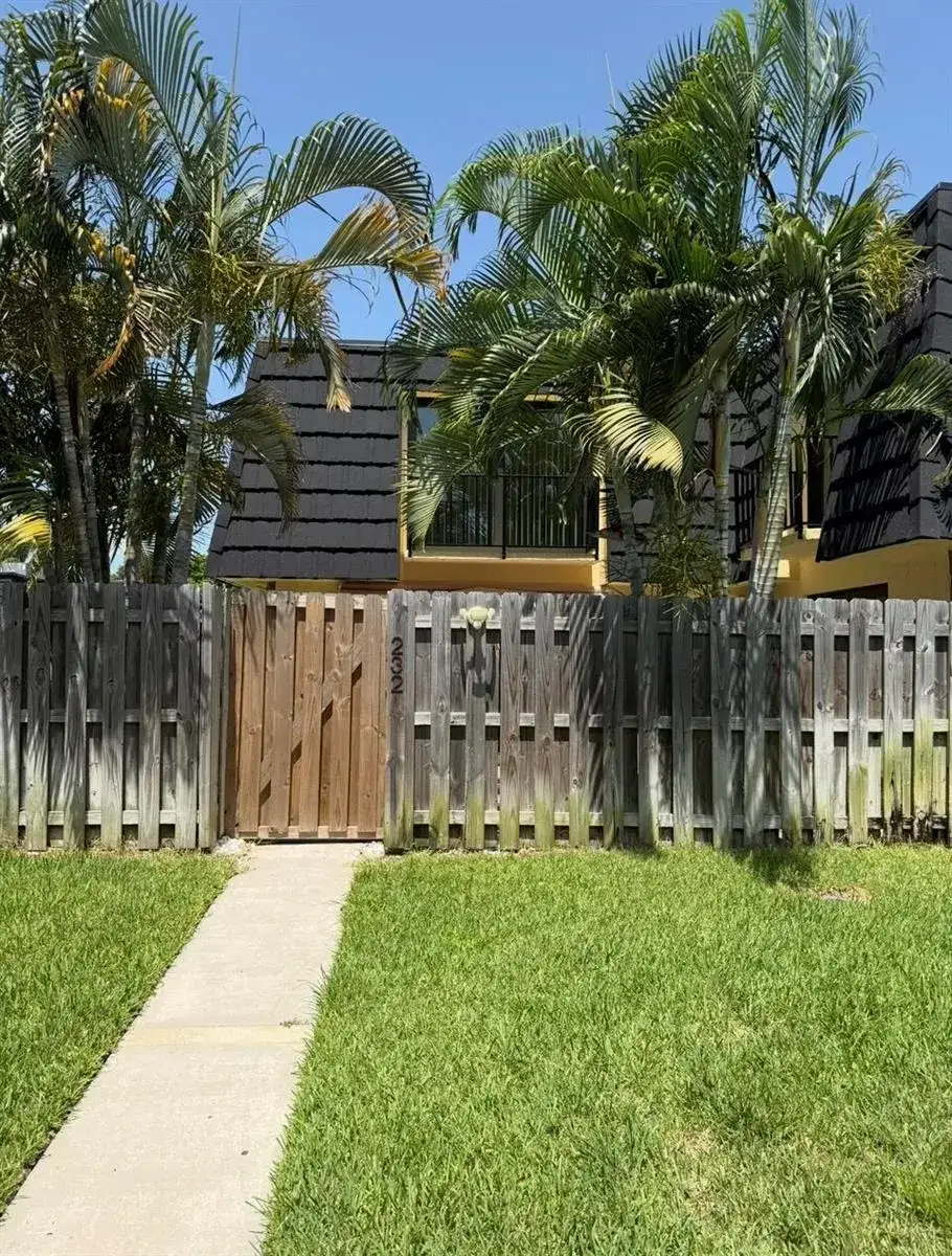 232 WOODLAND Road, Palm Springs FL 33461 photo 2