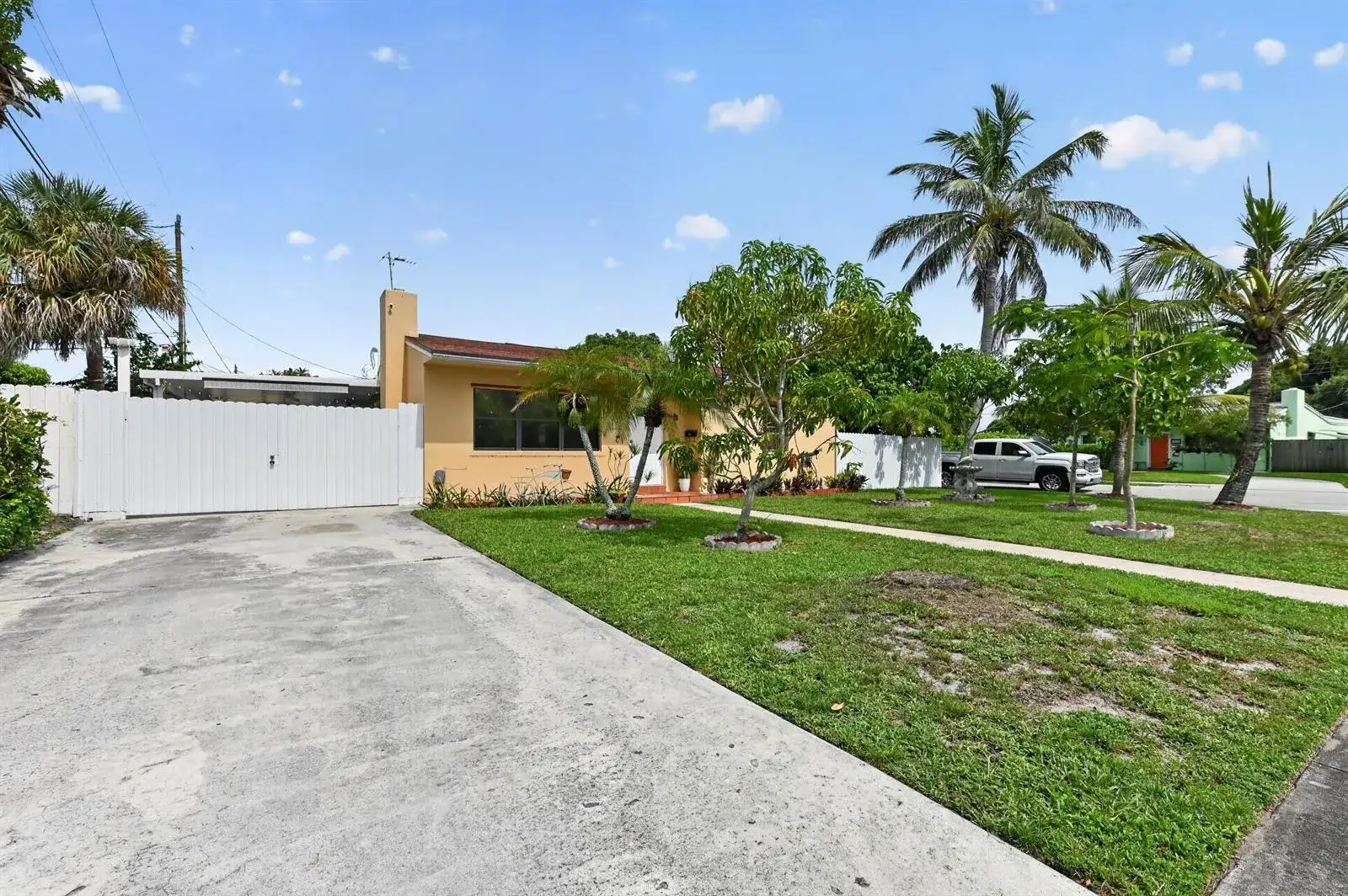 5826 CHURCHILL Court, West Palm Beach FL 33405 photo 3