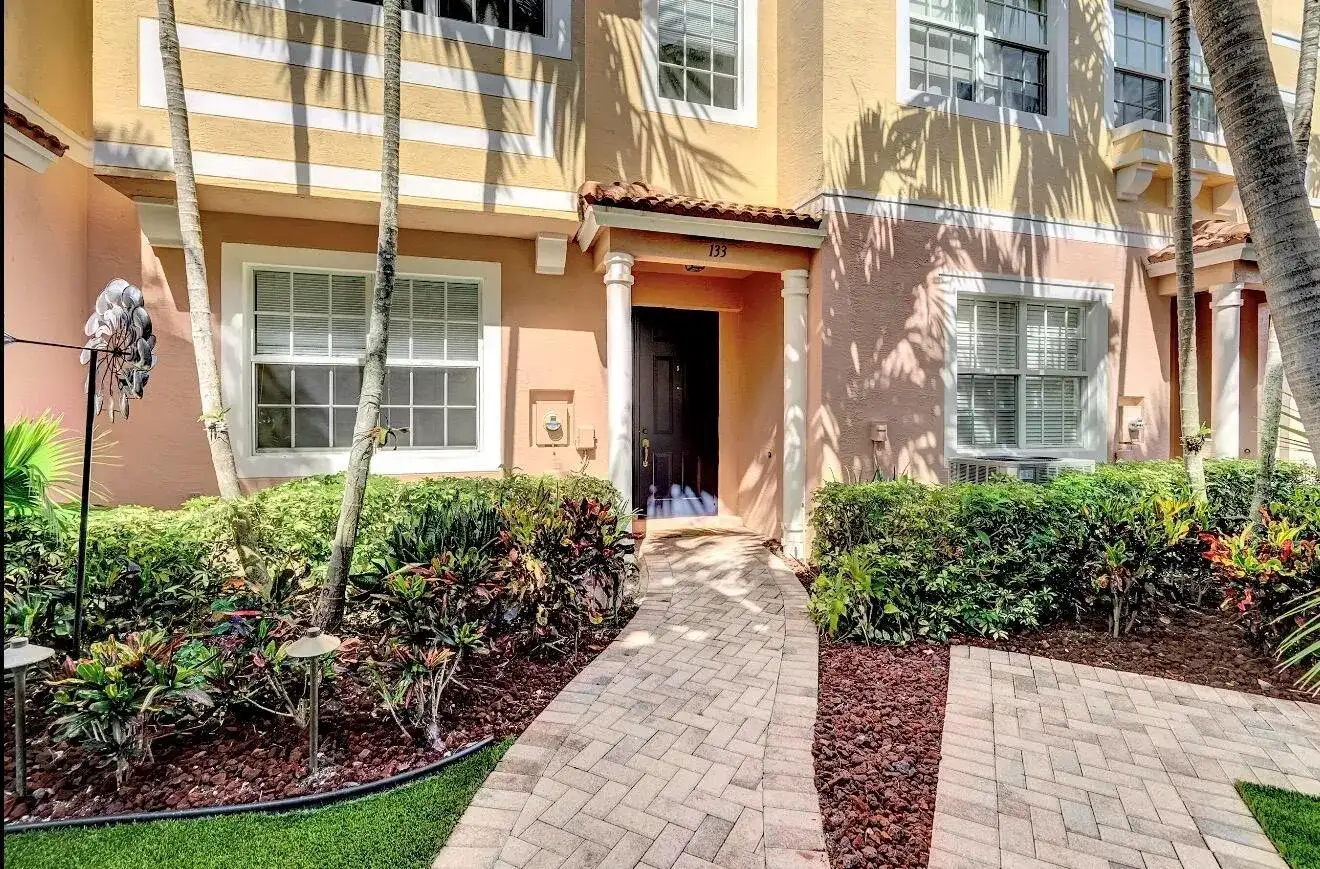 133 Harbors Way, Boynton Beach FL 33435 photo 2
