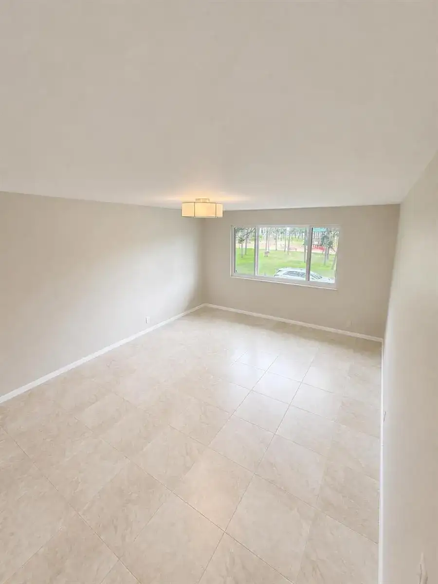 421 S LAKESIDE Drive # 7, FL 33460 photo 4