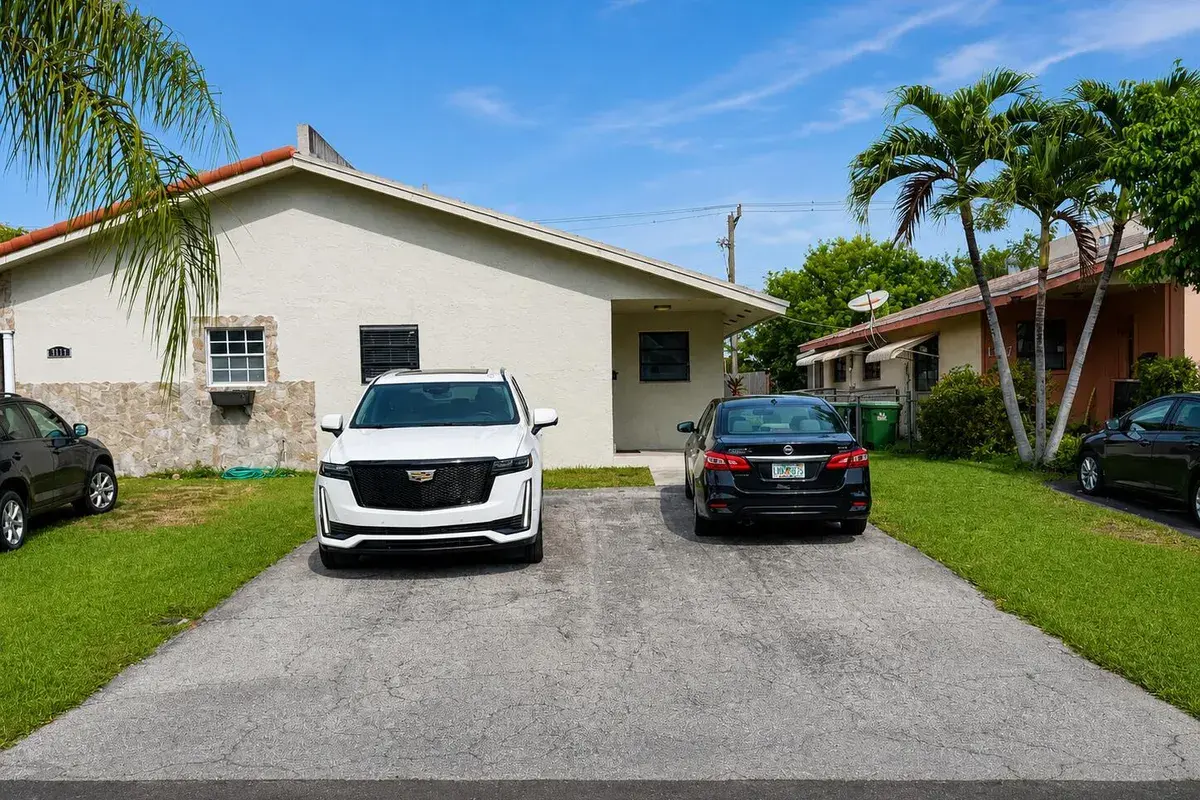 1115 NE 1st Court # B, Hallandale Beach FL 33009