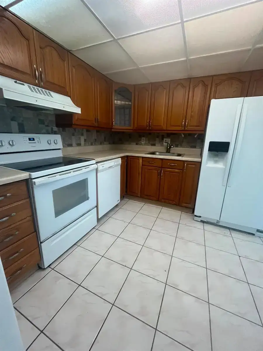 480 EXECUTIVE CENTER Drive # 2F, West Palm Beach FL 33401 photo 3