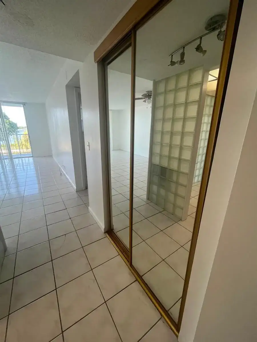480 EXECUTIVE CENTER Drive # 2F, West Palm Beach FL 33401 photo 4