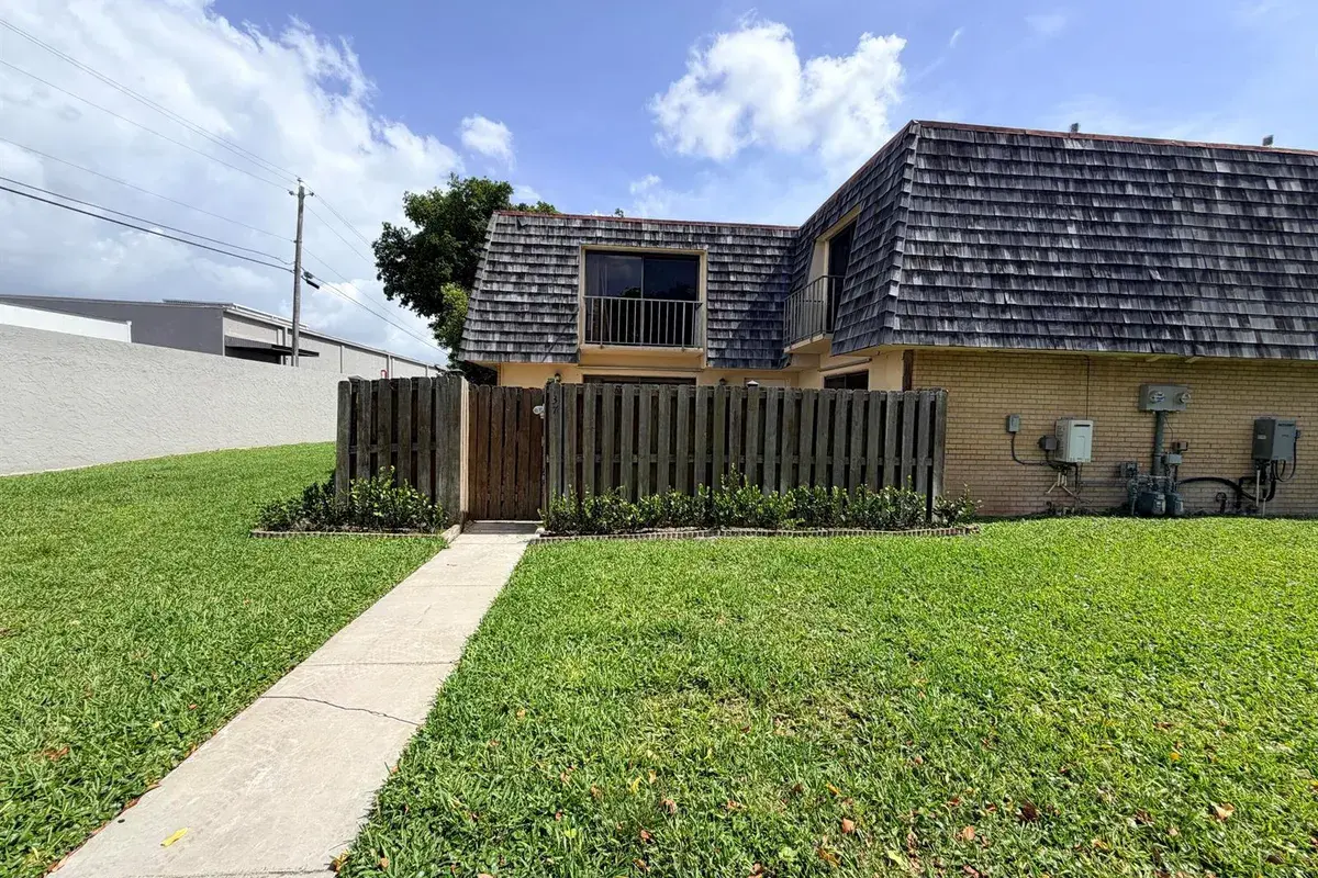 37 LAKE ARBOR Drive, Palm Springs FL 33461