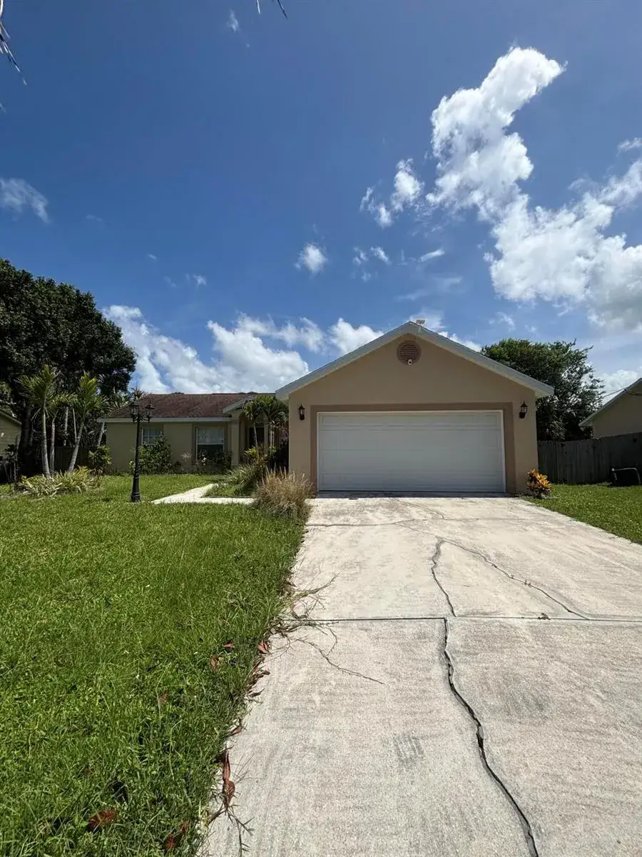2274 SE LONGHORN Avenue, Port St. Lucie FL 34952