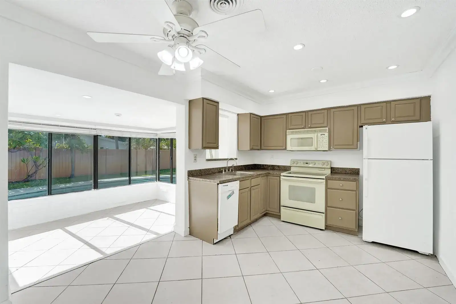 4360 NE 13th Avenue, Oakland Park FL 33334 photo 4