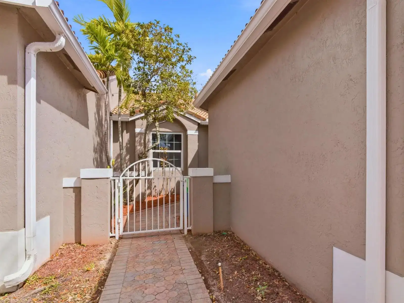 2920 E ARAGON Boulevard # 3, Sunrise FL 33313 photo 2