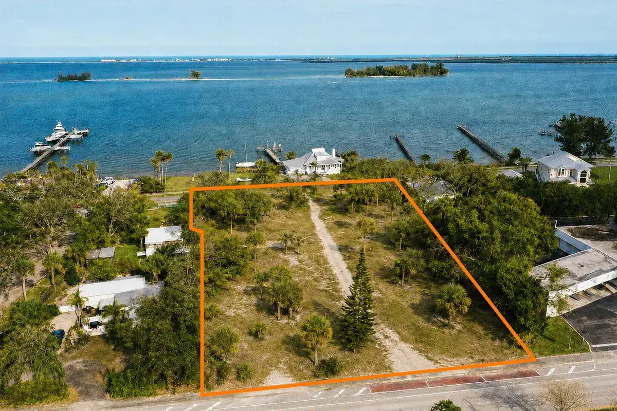 1026 INDIAN RIVER Drive, Sebastian FL 32958