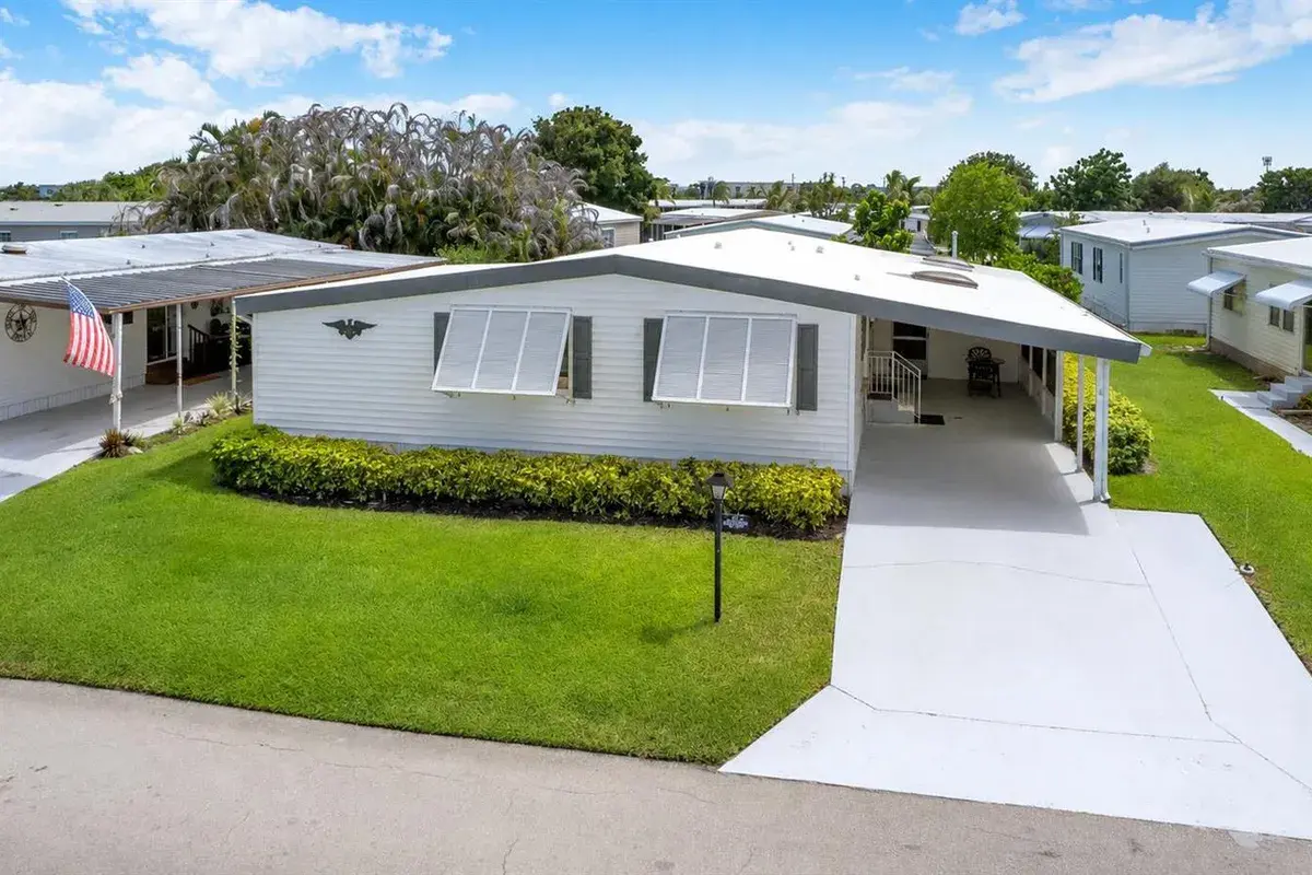 140 NE Pinelake Village Boulevard, Jensen Beach FL 34957