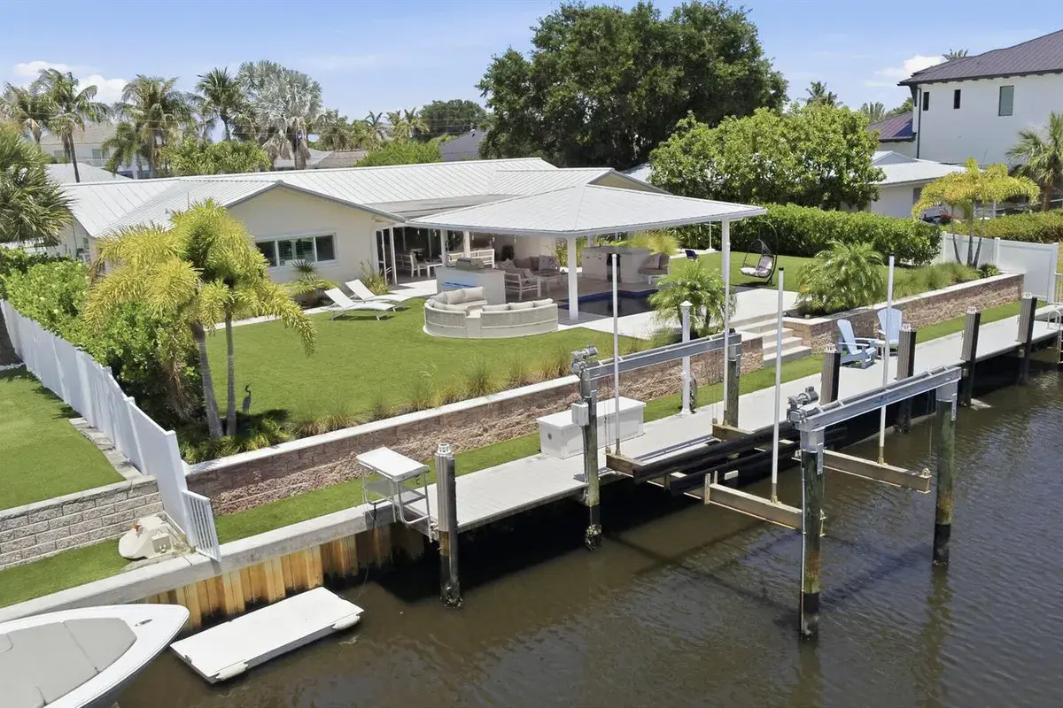 16 LEEWARD Circle, Tequesta FL 33469