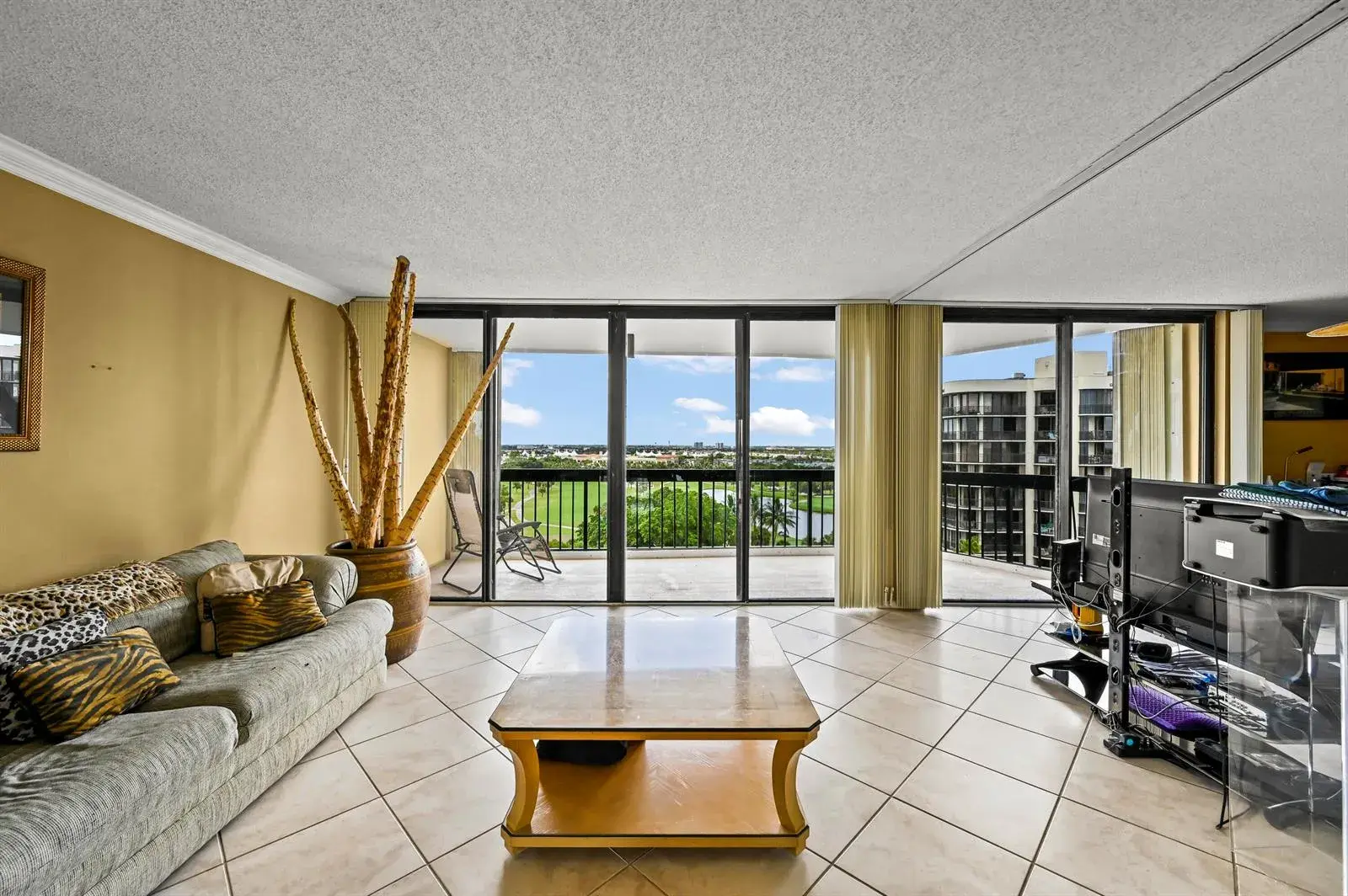 2425 PRESIDENTIAL Way # 1006, West Palm Beach FL 33401