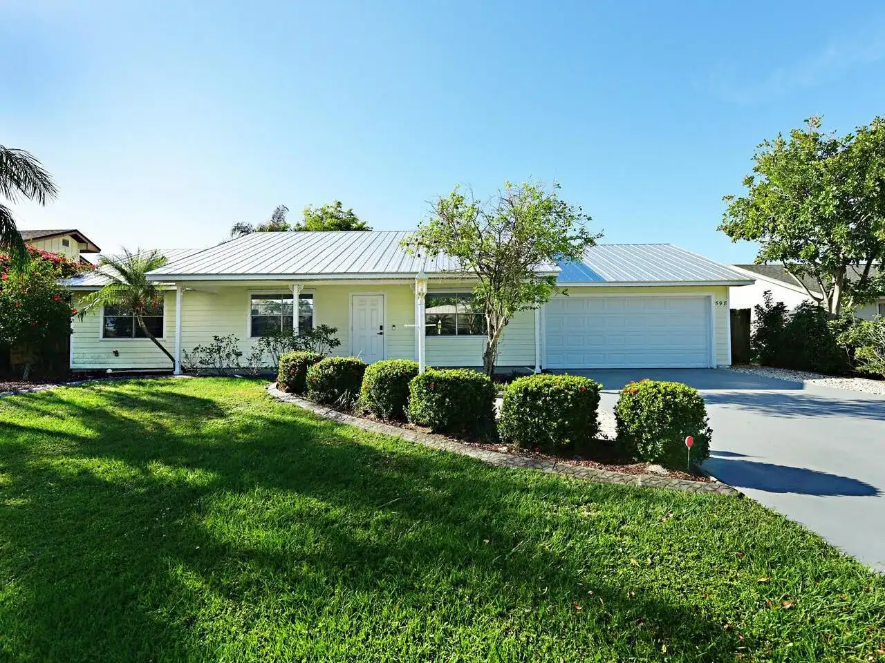 598 NE Maranta Terrado NE, Jensen Beach FL 34957 photo 2