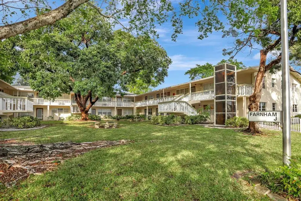 237 Farnham J, Deerfield Beach FL 33442 photo 2