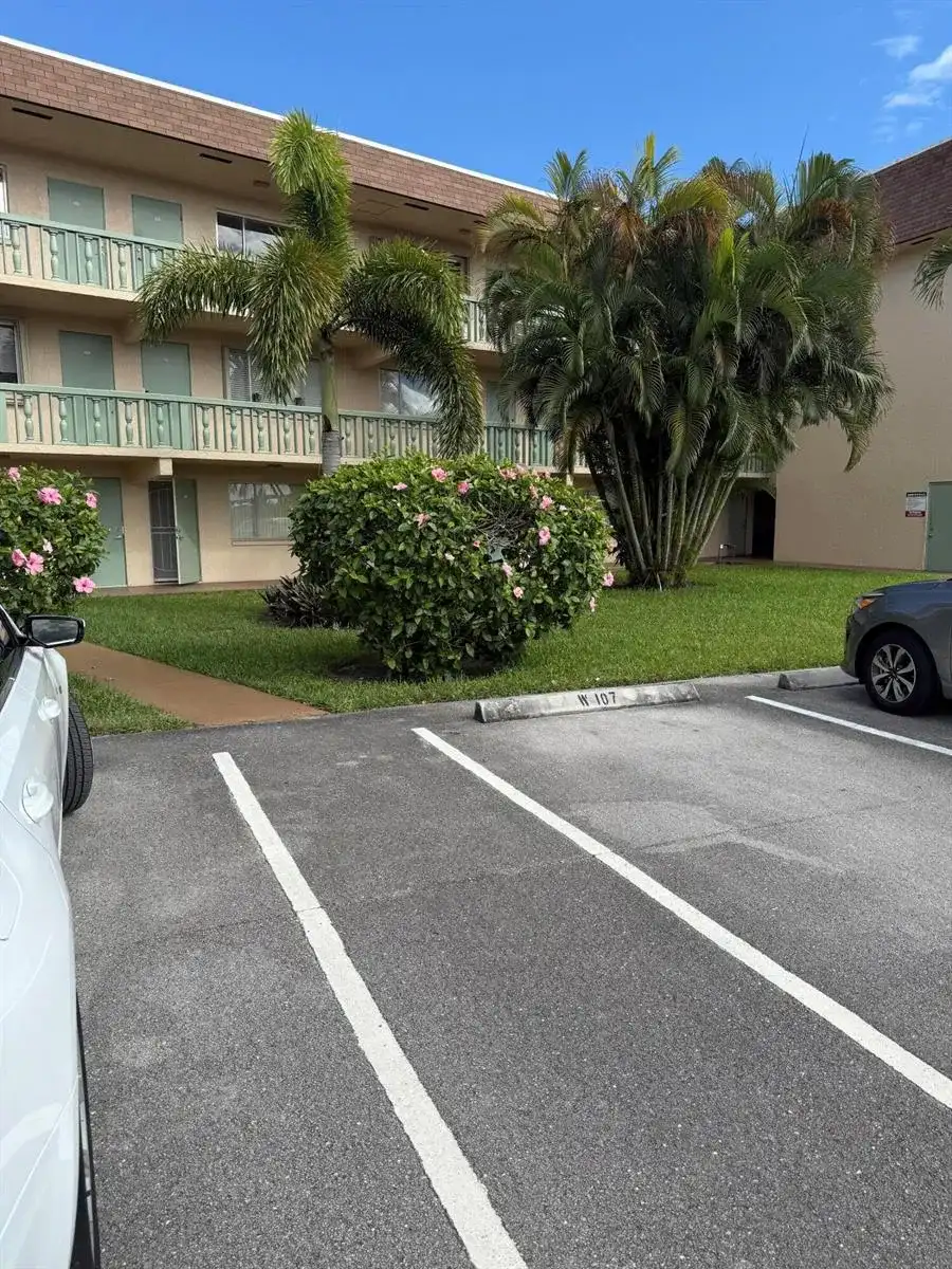 400 VILLAGE GREEN Circle W # 105, Palm Springs FL 33461
