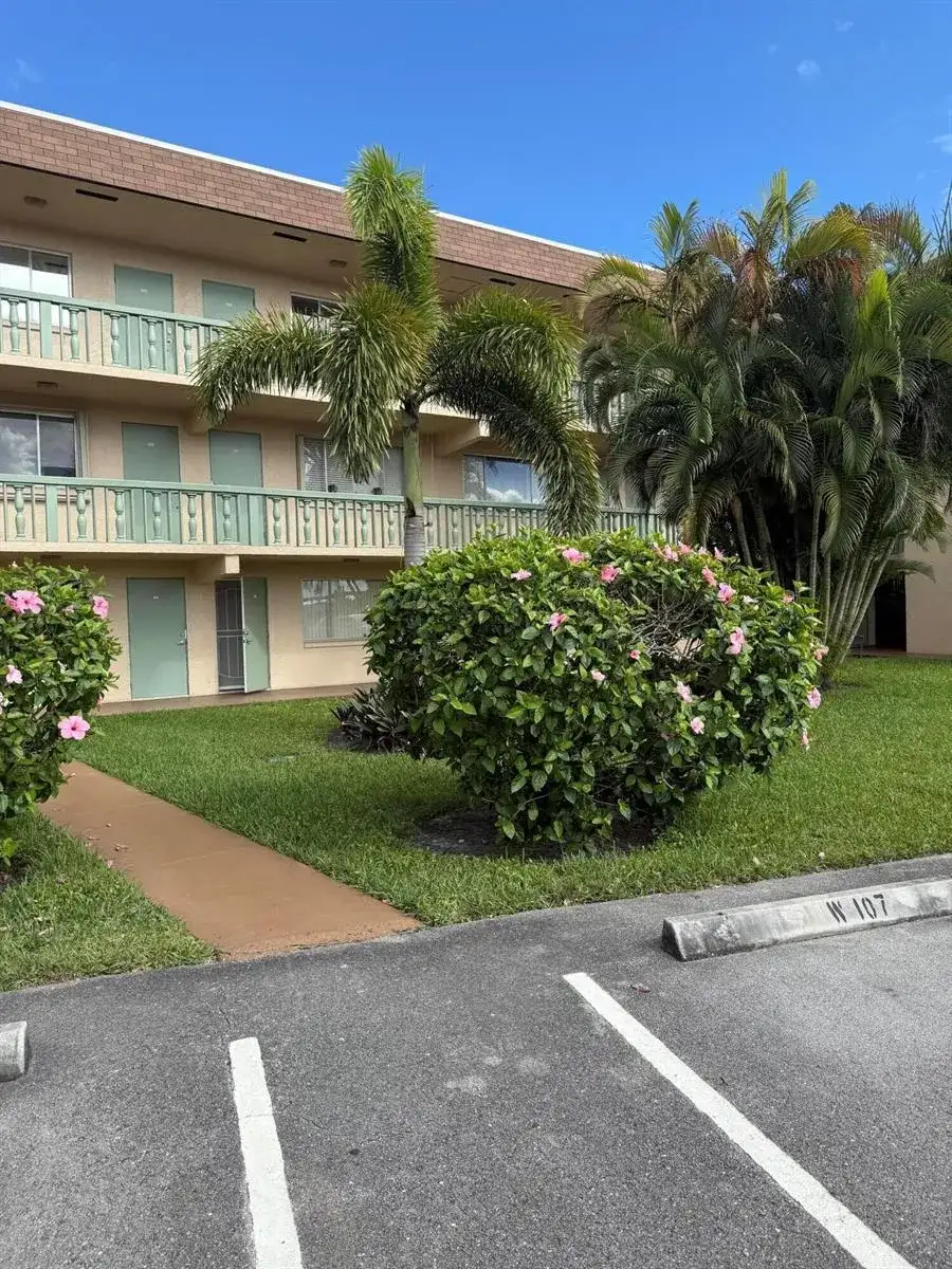 400 VILLAGE GREEN Circle W # 105, Palm Springs FL 33461 photo 2