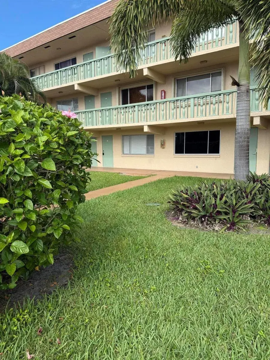 400 VILLAGE GREEN Circle W # 105, Palm Springs FL 33461