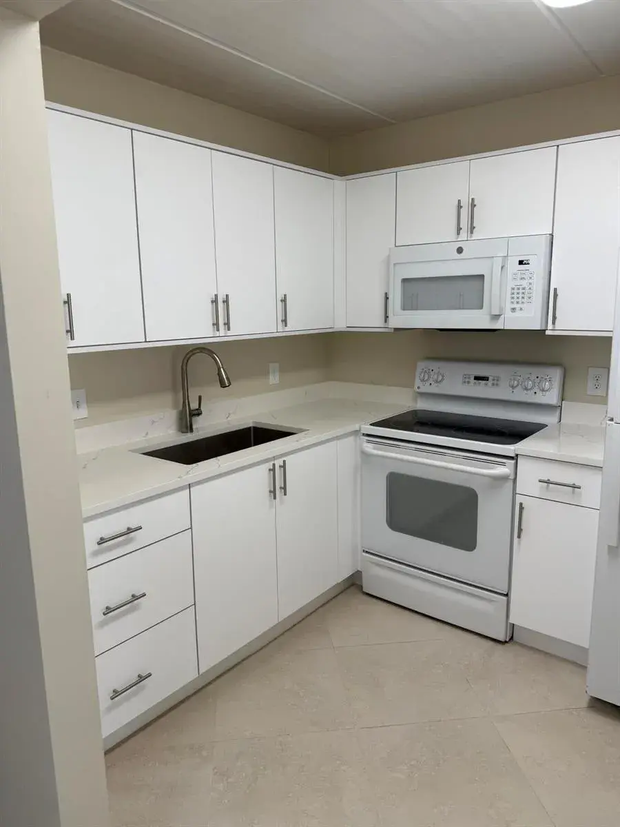 400 VILLAGE GREEN Circle W # 105, Palm Springs FL 33461