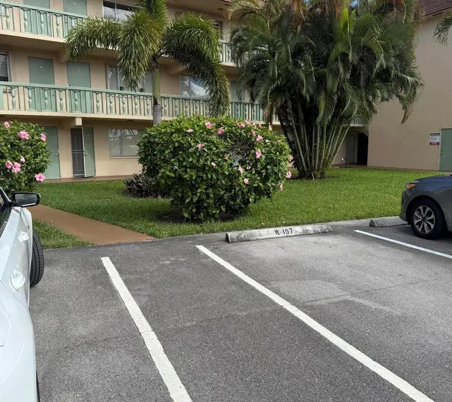 400 VILLAGE GREEN Circle W # 105, Palm Springs FL 33461