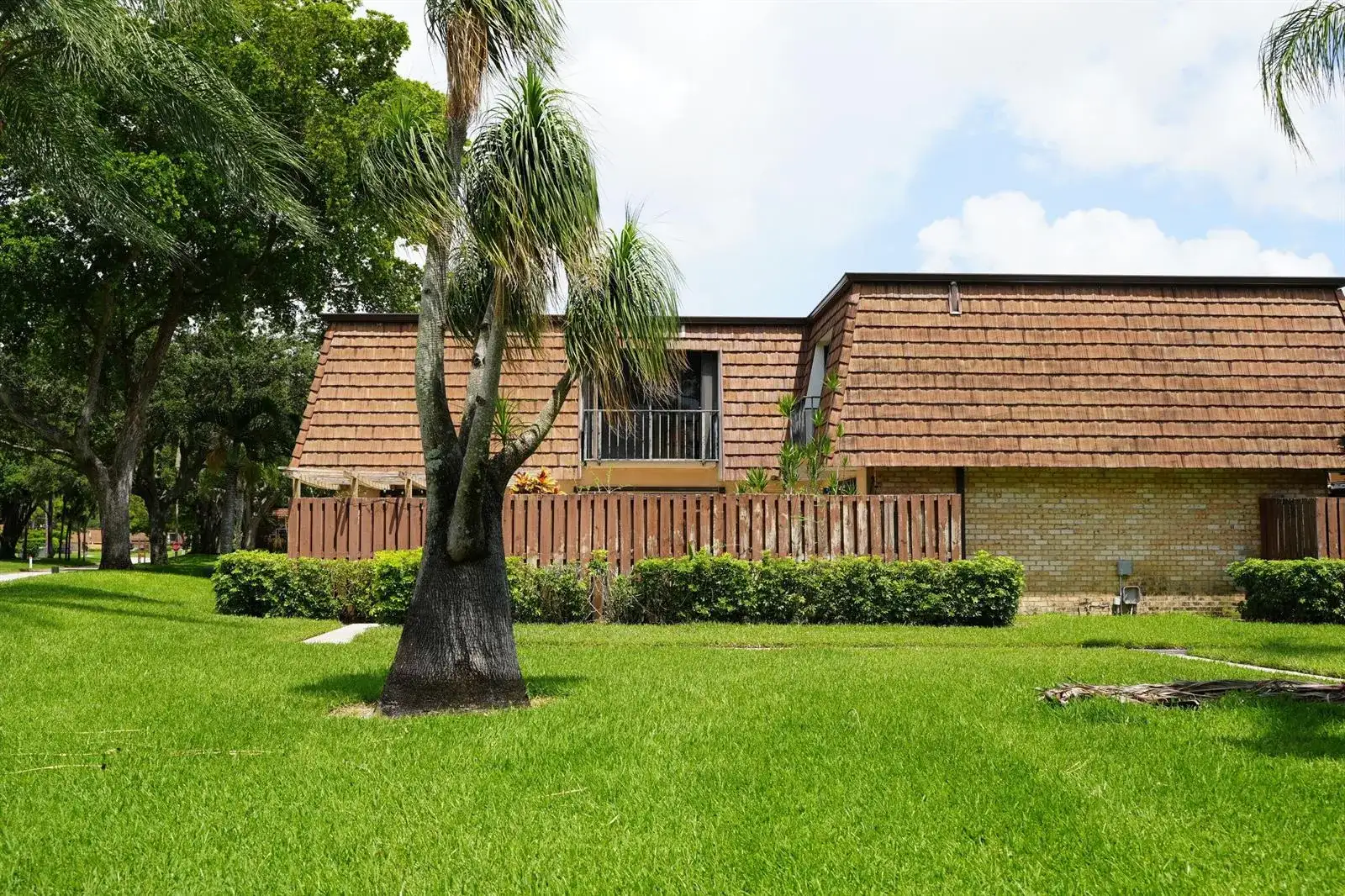 1905 19th Lane, FL 33463 photo 4