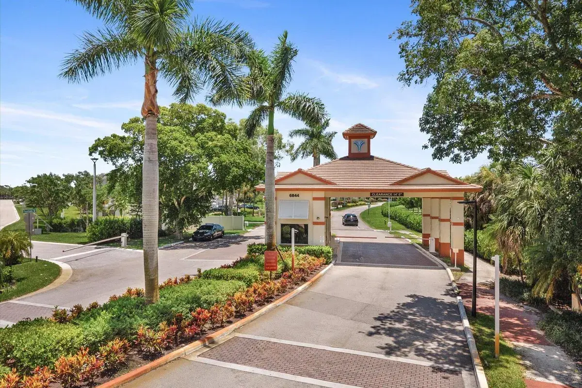 4266 Deste Court # 302, Lake Worth FL 33467