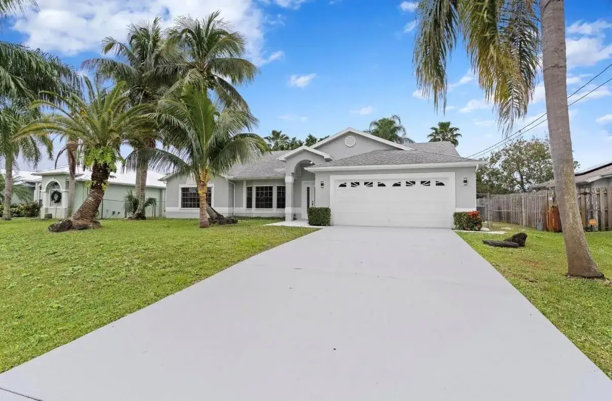 272 SW Carter Avenue, Port St. Lucie FL 34983