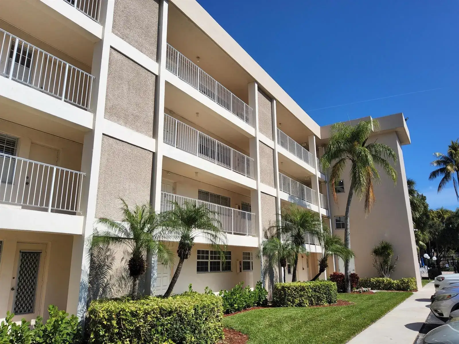 3151 S PALM AIRE Drive # 301, Pompano Beach FL 33069 photo 2