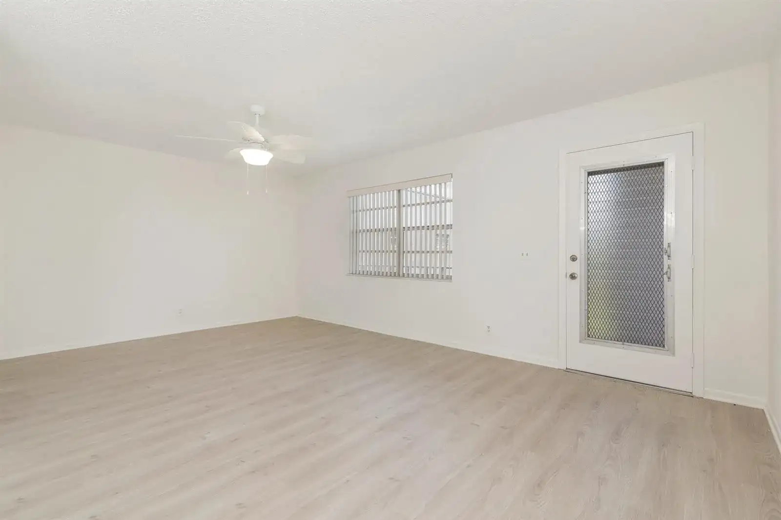136 Flanders C, Delray Beach FL 33484 photo 4