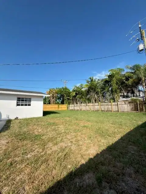 364 Garden Boulevard, Palm Beach Gardens FL 33410 photo 3