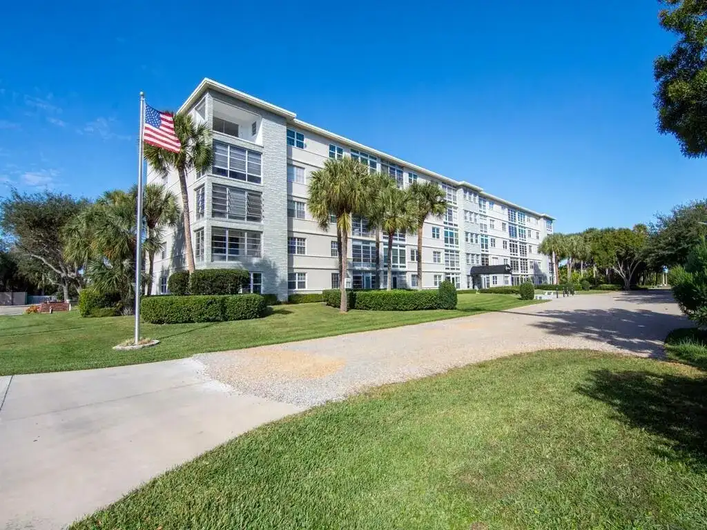 2333 Indian River Boulevard, Vero Beach FL 32960 photo 2