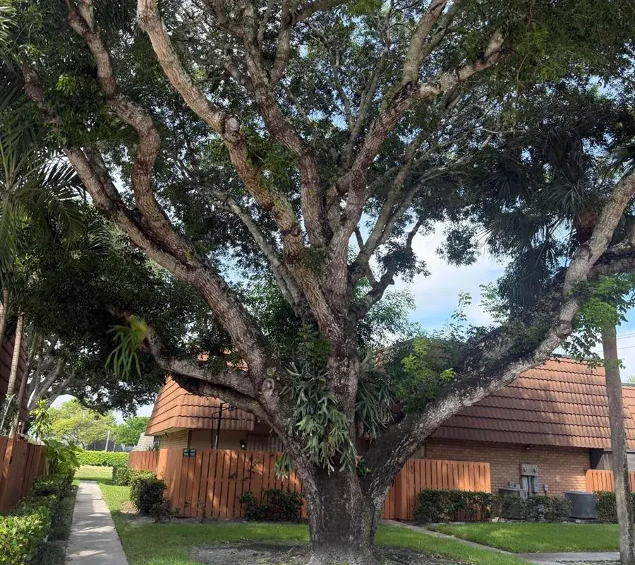 187 Charter Way, West Palm Beach FL 33407