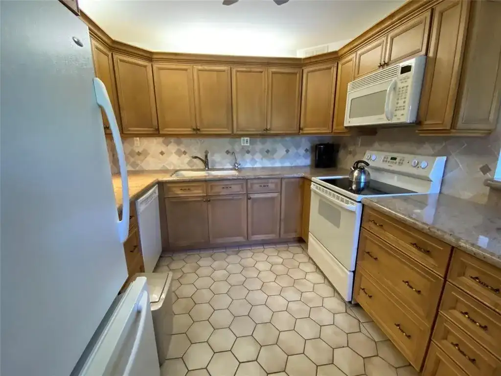327 RICHMOND C # 327, Deerfield Beach FL 33442 photo 4