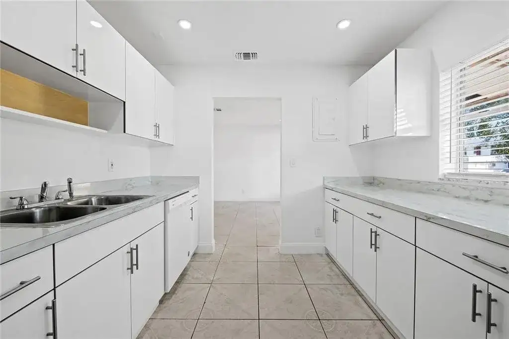 583 NW 17th Place, Fort Lauderdale FL 33311 photo 4