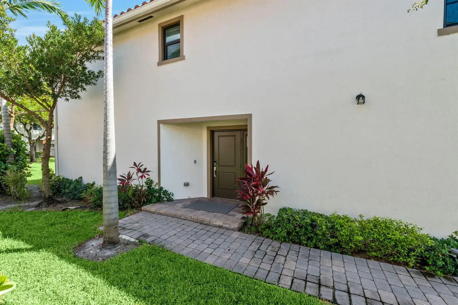 6001 Woods Edge Circle, Riviera Beach FL 33410 photo 2