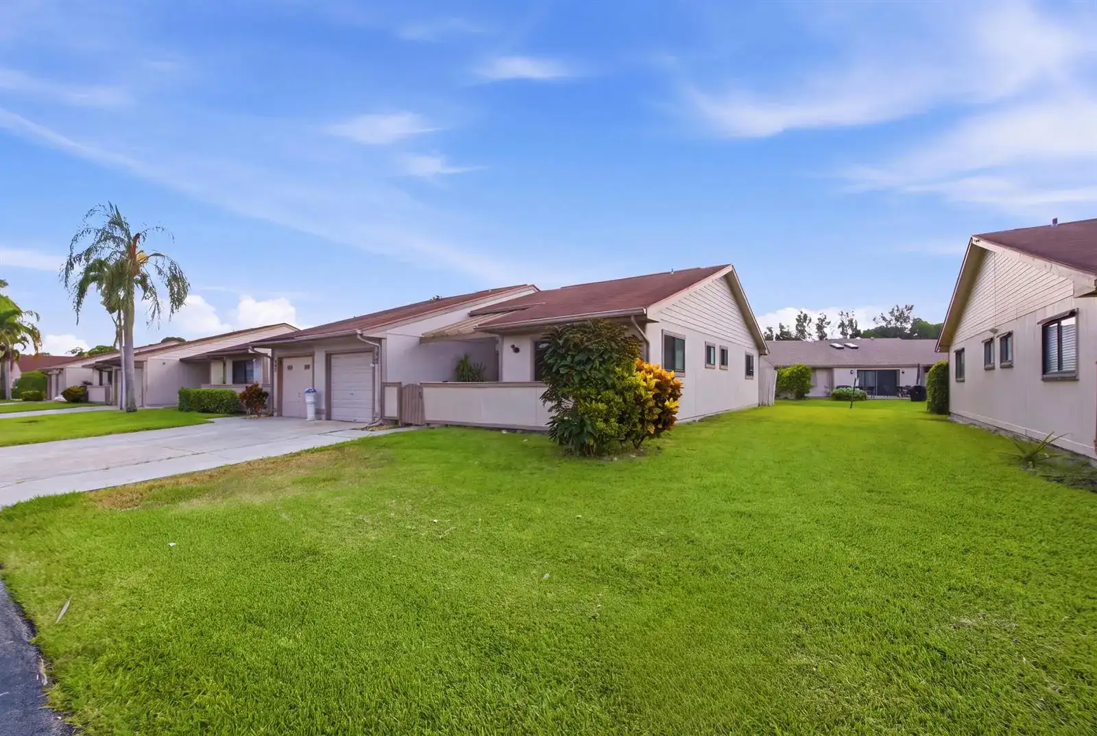 18 WINCHMORE Lane, Boynton Beach FL 33426 photo 3