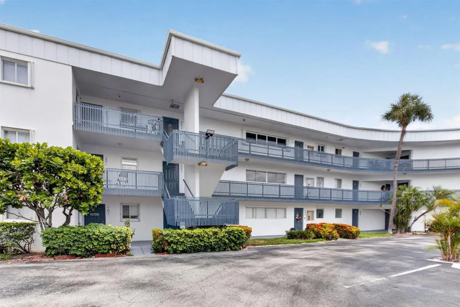 200 Waterway Drive S, Lantana FL 33462