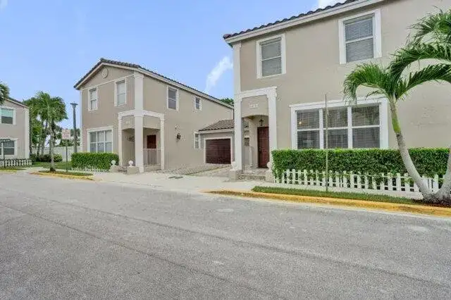 10581 NW 57TH Court, Coral Springs FL 33076 photo 2
