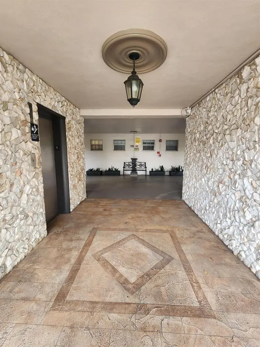 4900 WASHINGTON Street # 307, Hollywood FL 33021