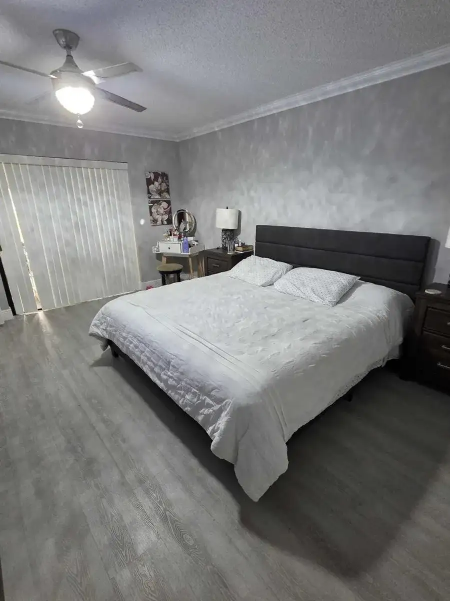 3703 Hertford Court, FL 33463 photo 4