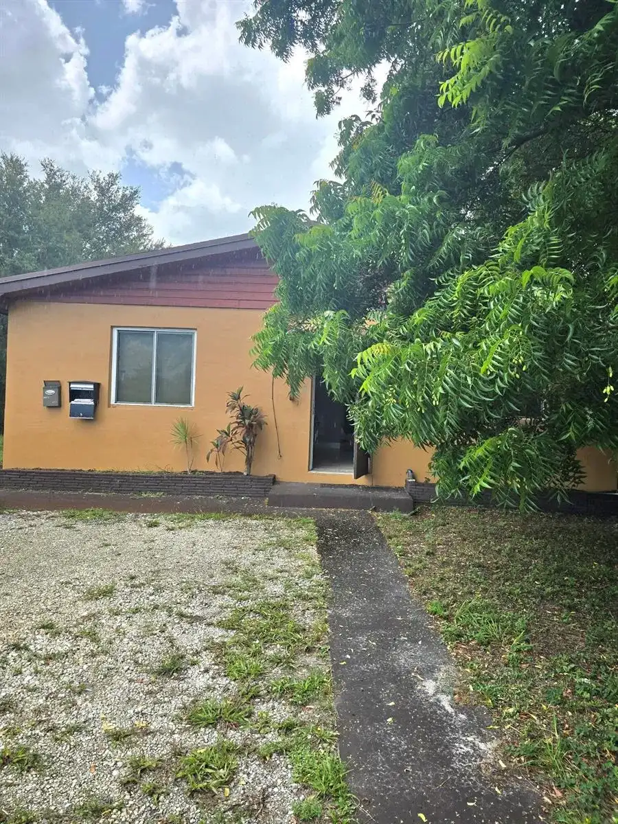 305 SW 14TH Street, Dania Beach FL 33004