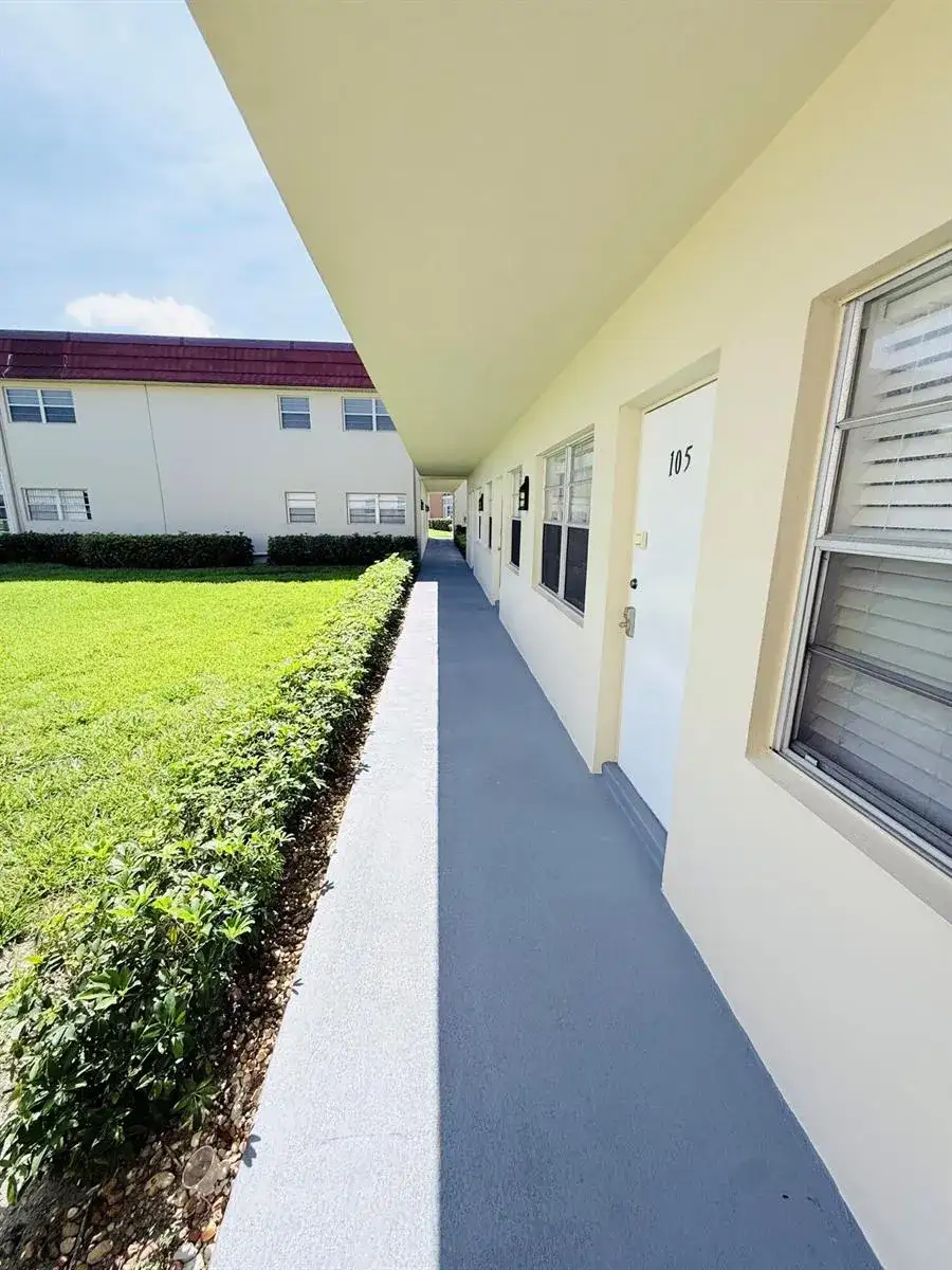 40 WOODLAND Drive # 105, Vero Beach FL 32962 photo 2