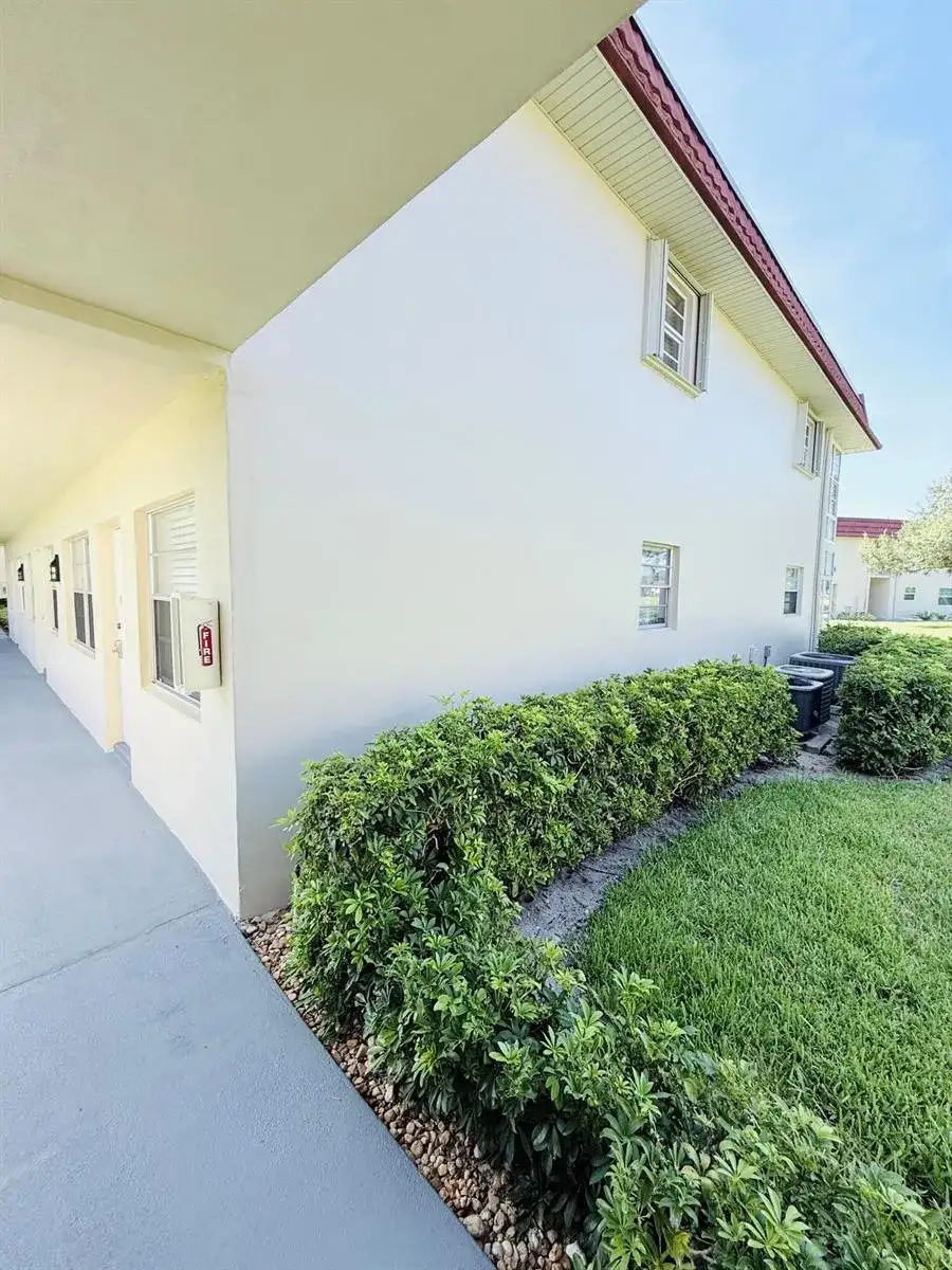 40 WOODLAND Drive # 105, Vero Beach FL 32962 photo 3