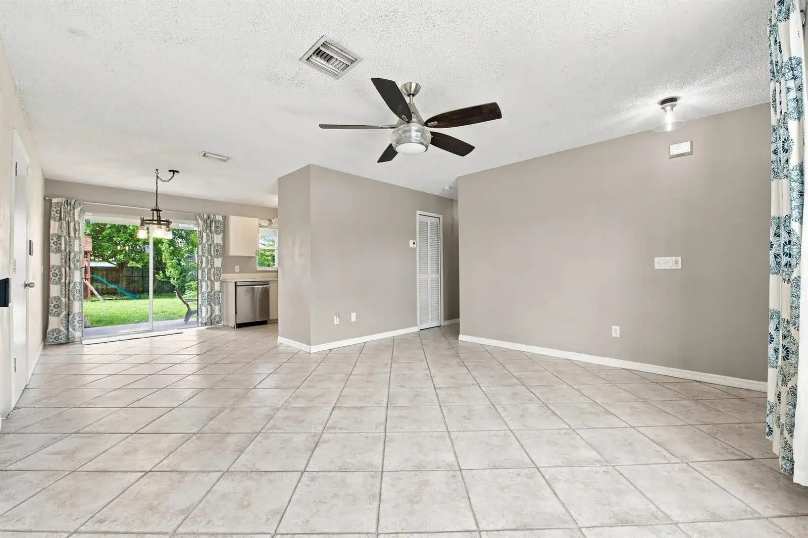 674 SW LAKEHURST Drive, Port St. Lucie FL 34983 photo 3