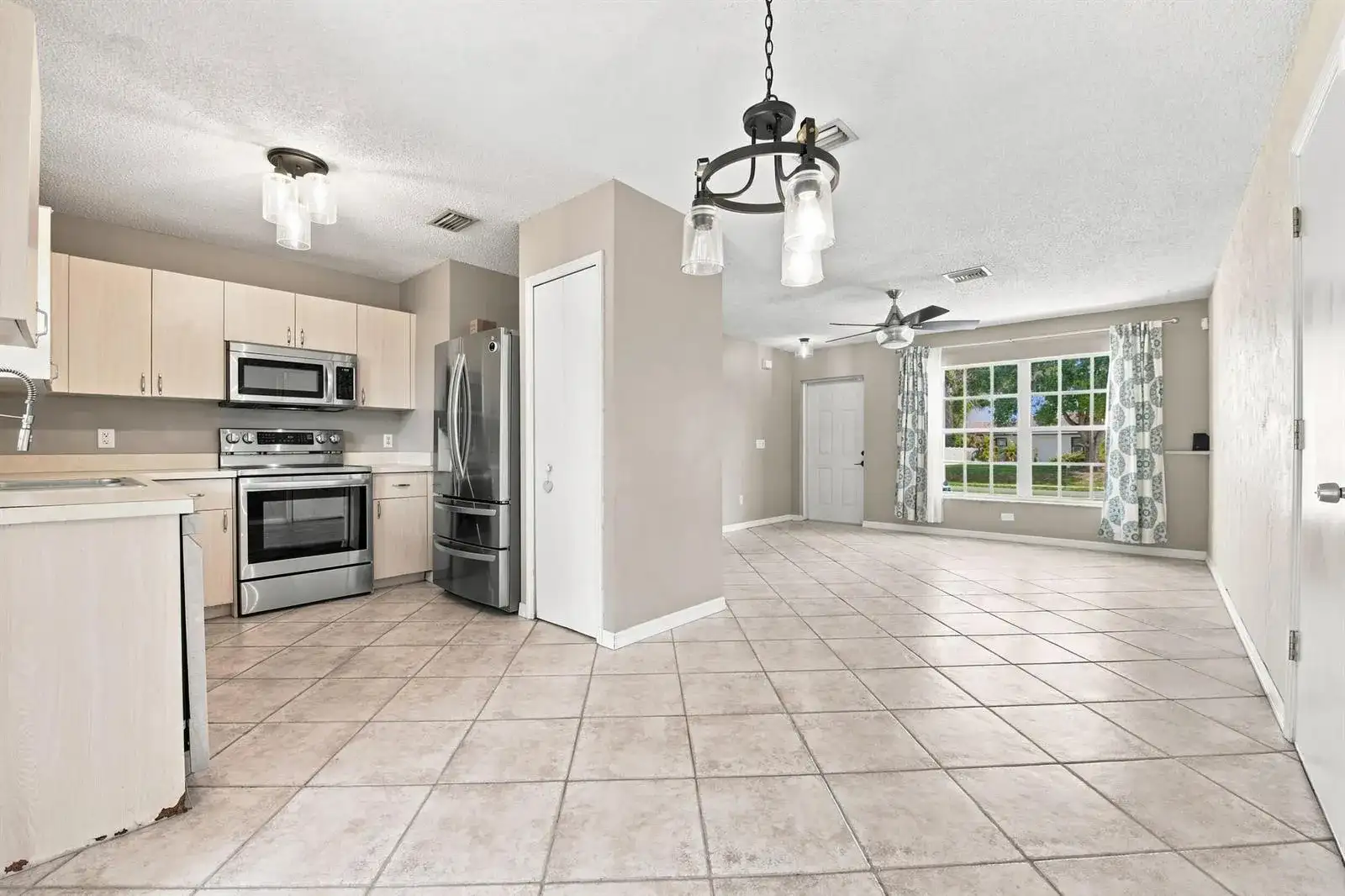 674 SW LAKEHURST Drive, Port St. Lucie FL 34983 photo 4