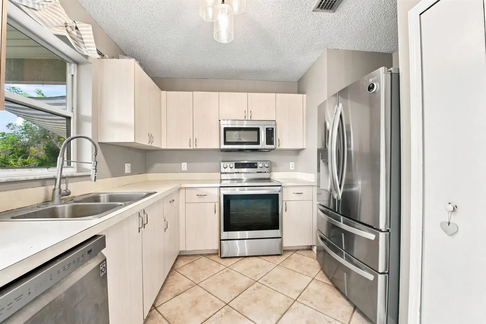 674 SW LAKEHURST Drive, Port St. Lucie FL 34983 photo 5