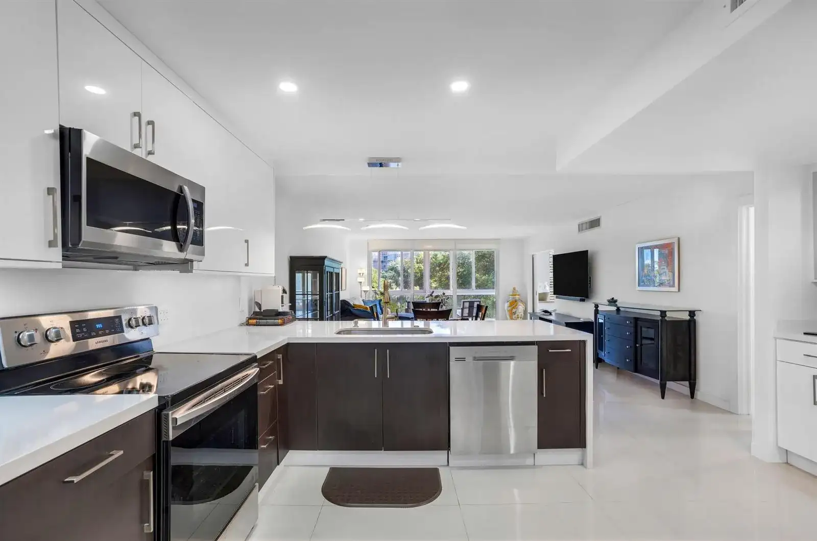 3930 OAKS CLUBHOUSE Drive # 401, Pompano Beach FL 33069 photo 4