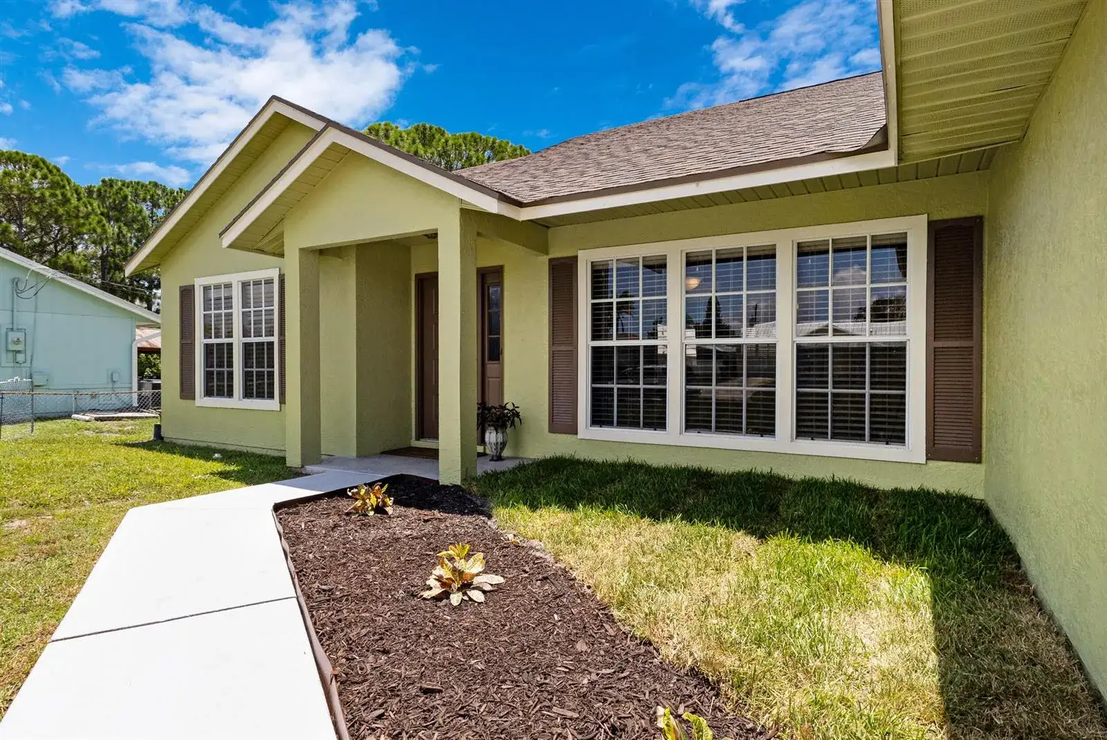 574 SW Fairview Avenue, FL 34983 photo 2